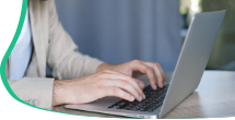 Imagen de persona escribiendo en una computadora