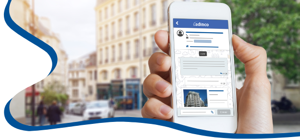 Imagen de una mano sosteniendo un teléfono móvil en el que se ve el sitio de Adinco CRM