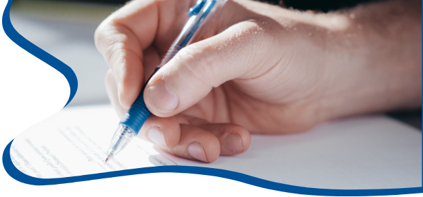 Imagen de una mano firmando un documento
